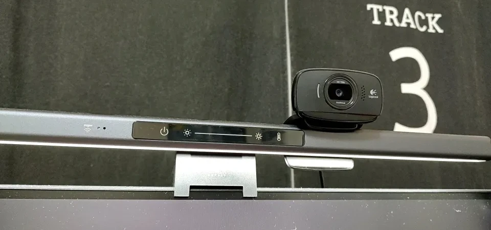 モニターライトの上にWebカメラが乗っている写真