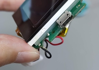液晶側面の白い縁の部分が少し溶けている。